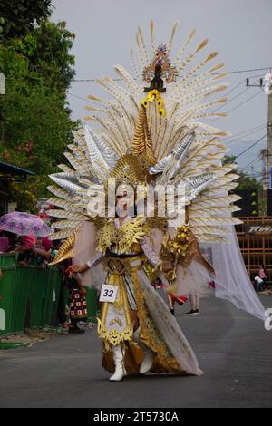 Le participant Biro Fashion Carnival avec un costume exotique Banque D'Images