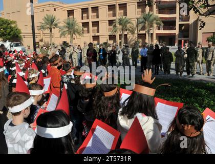 US Navy des enfants de l'école de Bahreïn chantent des chants de Noël aux membres du service américain et civils employees.jpg Banque D'Images