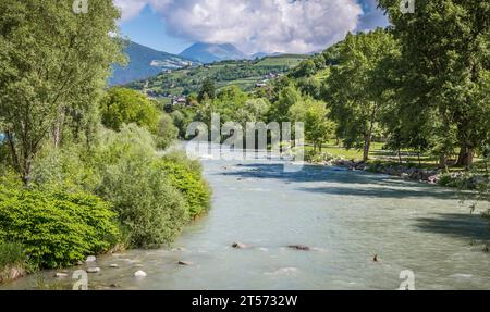 Rivière Isarco (Eisack) qui traverse la ville de Bressanone dans le Trentin-Haut-Adige, Tyrol du Sud, Italie du Nord, Europe Banque D'Images