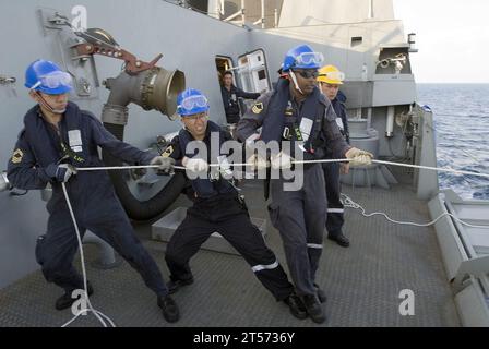 Les membres de l'équipage de la marine AMÉRICAINE du navire RSS Steadfast de la République de Singapour participent à un exercice de réapprovisionnement en cours avec le ravitailleur de la flotte du Military Sealift Command (MSC) USNS John Ericsson (T-AO.jpg Banque D'Images