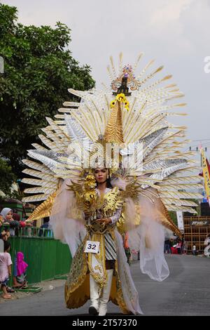 Le participant Biro Fashion Carnival avec un costume exotique Banque D'Images