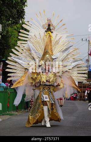 Le participant Biro Fashion Carnival avec un costume exotique Banque D'Images