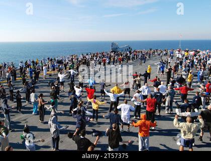 Les membres de l'équipage de l'US Navy affectés au navire d'assaut amphibie USS Iwo Jima (LHD 7) participent à l'entraînement physique du commandement sur le vol deck.jpg du navire Banque D'Images