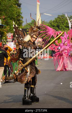 Le participant Biro Fashion Carnival avec un costume exotique Banque D'Images