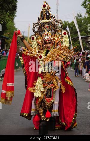 Le participant Biro Fashion Carnival avec un costume exotique Banque D'Images