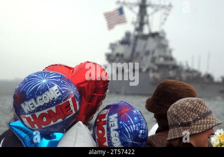 Amis de la marine AMÉRICAINE et famille attendent sur le quai pour les marins à bord du destroyer de missiles guidés USS McFaul (DDG 74).jpg Banque D'Images
