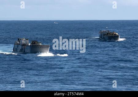 US Navy Landing Craft Utilities 1627 et 1631 se préparent à entrer dans le pont du puits du navire d'assaut amphibie déployé à l'avant USS.jpg Banque D'Images