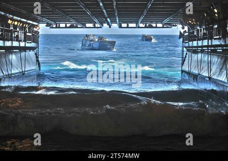 US Navy Landing Craft Utilities 1627 et 1631 se préparent à entrer dans le pont du navire d'assaut amphibie déployé à l'avant USS.jpg Banque D'Images