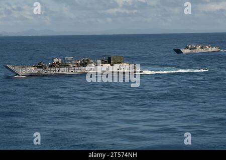 US Navy Landing Craft Utilities 1627 et 1631 se préparent à entrer dans le pont du puits du navire d'assaut amphibie déployé à l'avant US.jpg Banque D'Images