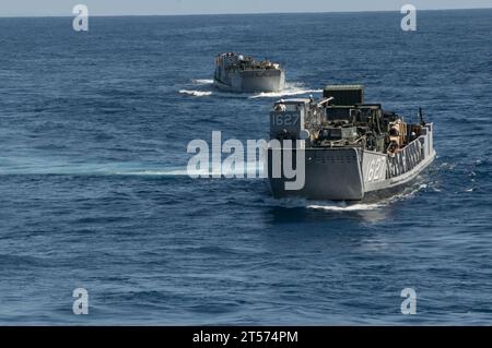 US Navy Landing Craft Utilities 1627 et 1631 se préparent à entrer dans le pont du puits du navire d'assaut amphibie déployé à l'avant USS.jpg Banque D'Images