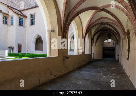 Abbaye Augustinienne de Novacella. Le cloître gothique avec de précieuses fresques, Brixen (Bressanone), Tyrol du Sud, Trentin-Haut-Adige, Italie du Nord. Banque D'Images