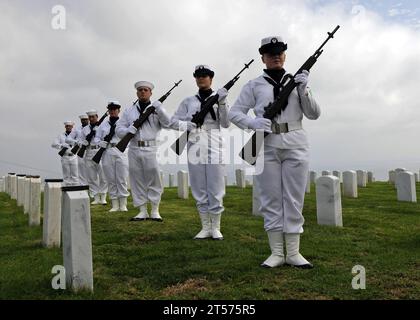 US Navy les membres d'une garde d'honneur cérémonielle attendent le commandement de rendre les honneurs pendant les funérailles du vice-amiral à la retraite Paul F.jpg Banque D'Images