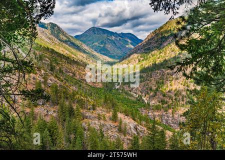 Cashmere Mountain massif au-dessus du canyon d'Icicle Creek, vue depuis Snow Lakes Trail, Wenatchee Mountains, Cascade Range, État de Washington, États-Unis Banque D'Images