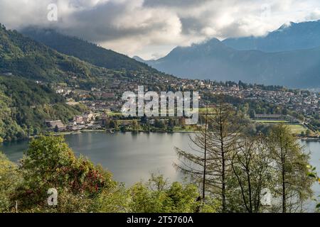 Löweneck oder Levico terme am See Lago di Levico im Valsugana, Trentino, Italien, Europa | Levico terme sur le lac Lago di Levico à Valsugana, Tren Banque D'Images