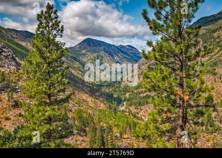 Cashmere Mountain massif au-dessus du canyon d'Icicle Creek, vue depuis Snow Lakes Trail, Wenatchee Mountains, Cascade Range, État de Washington, États-Unis Banque D'Images