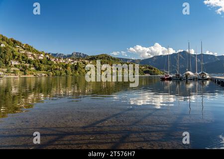 Segelboote am Caldonazzosee im Valsugana BEI San Cristoforo, Trentino, Italien, Europa | Lago di Caldonazzo Voiliers à San Cristoforo, Valsuga Banque D'Images