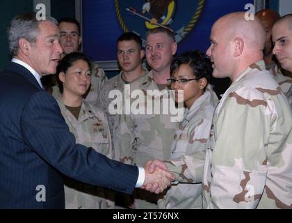 Le président de la marine AMÉRICAINE George W. Bush serre la main du personnel de la marine Banque D'Images