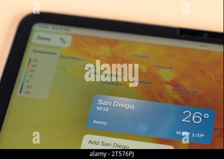 New York, États-Unis - 8 octobre 2023 : vérifier la température à l'extérieur dans la ville de San Diego sur l'application en ligne écran de tablette ipad vue rapprochée Banque D'Images