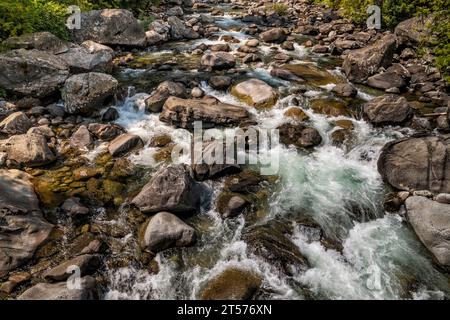 Rapides sur Snow Creek, depuis la passerelle près de Snow Lakes Trailhead, randonnée sur Snow Lakes, montagnes Wenatchee, Cascade Range, état de Washington, ÉTATS-UNIS Banque D'Images