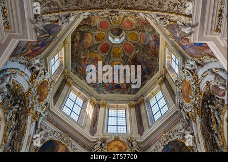 Intérieur de l'église romane des canons augustins monastère régulier de Novacella - Varna, Brixen (Bressanone), Tyrol du Sud, Italie du Nord. Banque D'Images