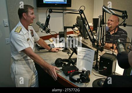 L'amiral arrière de la marine AMÉRICAINE Walter E. carter Jr., commandant du joint Enabling Capabilities Command, est interviewé par l'animateur de radio Chris Kel.jpg Banque D'Images