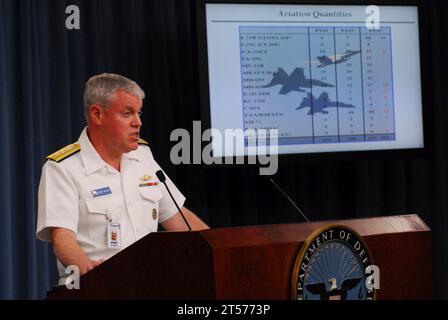 L'amiral arrière de la marine AMÉRICAINE Terry Blake, sous-secrétaire adjoint de la marine pour le budget, s'adresse aux médias dans la salle de presse du Pentagone au sujet de l'année fiscale 2010 Navy budget.jpg Banque D'Images