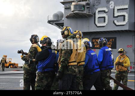 Les marins de la marine AMÉRICAINE à bord du porte-avions USS Enterprise (CVN 65) combattent un tir de bravo simulé de classe au cours d'un pont d'envol dril.jpg Banque D'Images