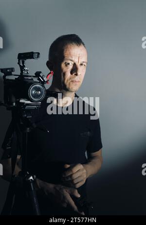 Photographe vidéaste en studio en costume photo. Banque D'Images