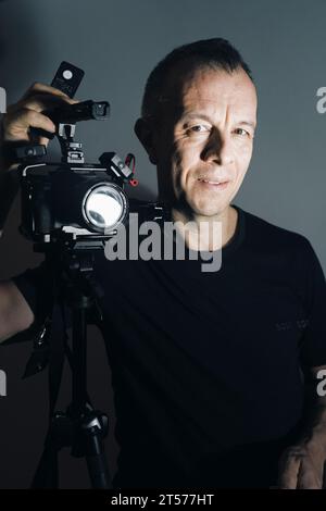 Photographe vidéaste en studio en costume photo. Banque D'Images