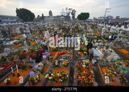 Mexico, Mexique. 02 novembre 2023. 2 novembre 2023, Mexico, Mexique : vue générale du cimetière Mixquic de San Andres situé au sud-est de Mexico lors des célébrations du jour des morts, l'une des traditions les plus profondément enracinées au Mexique le 2 novembre 2023 à Mexico, Mexique. (Photo Carlos Tischler/Eyepix Group/Sipa USA) crédit : SIPA USA/Alamy Live News Banque D'Images