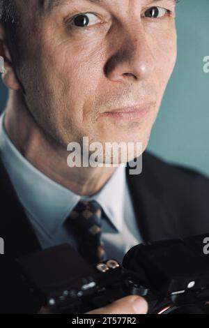 Photographe vidéaste en studio en costume photo. Banque D'Images