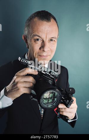 Photographe vidéaste en studio en costume photo. Banque D'Images