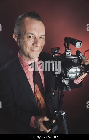Photographe vidéaste en studio en costume photo. Banque D'Images
