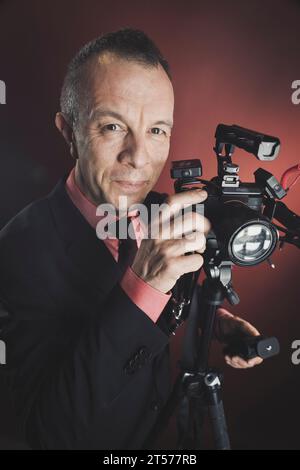 Photographe vidéaste en studio en costume photo. Banque D'Images