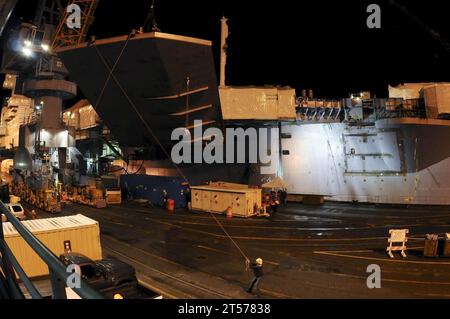 Les marins, les employés et les entrepreneurs de la marine AMÉRICAINE du chantier naval de Puget Sound et de l'installation de maintenance intermédiaire attachent un spo.jpg Banque D'Images