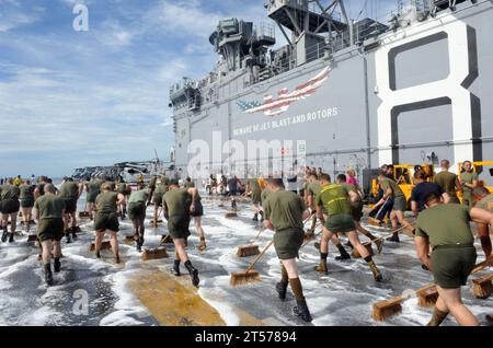 Les marins et les Marines de la marine AMÉRICAINE avec la 11e unité expéditionnaire des Marines (11e MEU) frottent le pont d'envol de l'amphibie ass.jpg Banque D'Images