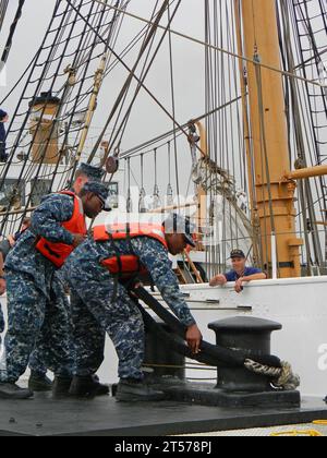 Les marins de l'US Navy affectés au département des opérations portuaires à la base navale de sous-marins de New London amarrent le cutter B.jpg de la garde côtière américaine Banque D'Images