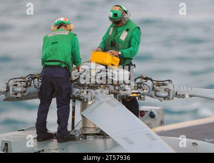 Les marins de l'US Navy effectuent la maintenance d'un MH-60S Sea Hawk helicopter.jpg Banque D'Images