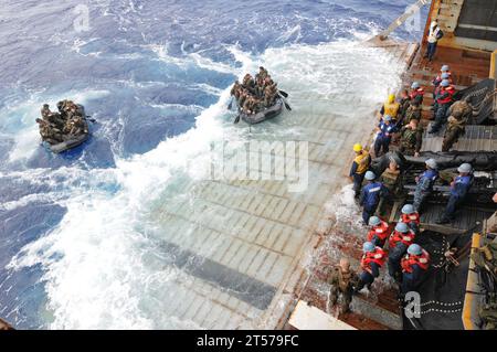 Les marins de l'US Navy lancent des Marines affectés à la 31e unité expéditionnaire des Marines (31e MEU) dans le vaisseau de reconnaissance en caoutchouc de combat a.jpg Banque D'Images