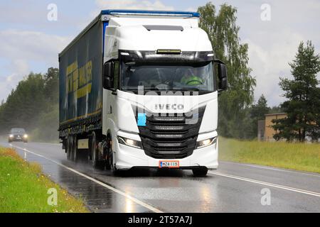 Nouveau camion Iveco S-Way Natural Power, NP, alimenté au gaz blanc, devant la semi-remorque dans la circulation routière un jour de pluie. Salo, Finlande. 20 juillet 2023. Banque D'Images