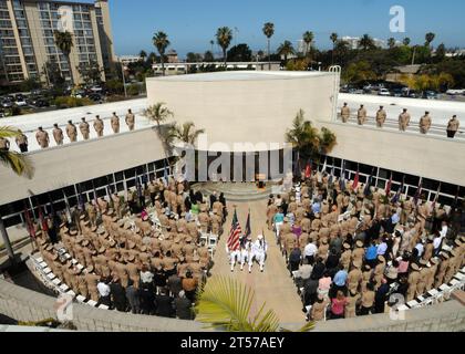 Marins, Marines et invités de la marine AMÉRICAINE assistent à un changement de commandement ceremony.jpg Banque D'Images