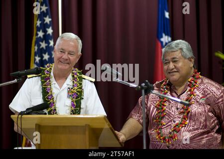 Marine AMÉRICAINE le Premier ministre Tuilaepa et le commandant du Commandement américain du Pacifique, l'amiral Timothy J. Keating s'adressent aux membres du Samoa press.jpg Banque D'Images