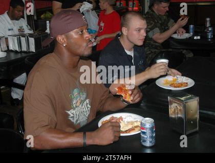 L'US Navy San Diego Chargers receveur large Kassim Osgood mange de la pizza avec des marins sur le pont du mess à bord du croiseur de missiles guidés de classe Ticonderoga de Pearl Harbor USS Chosin (CG 65).jpg Banque D'Images