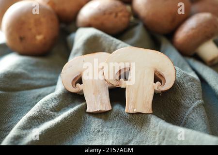 Gros plan de champignons cremini coupés en deux Banque D'Images