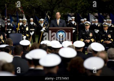 Secrétaire de la Marine DES ÉTATS-UNIS (SECNAV) l'honorable Dr Donald C. Winter prononce une allocution lors d'une cérémonie d'entrée en fonction du chef Banque D'Images