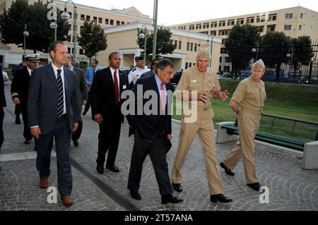 Le secrétaire à la Défense de la Marine AMÉRICAINE Leon E. Panetta, au centre gauche, accompagne l'amiral Samuel Locklear III, commandant de l'US Naval Forces.jpg Banque D'Images