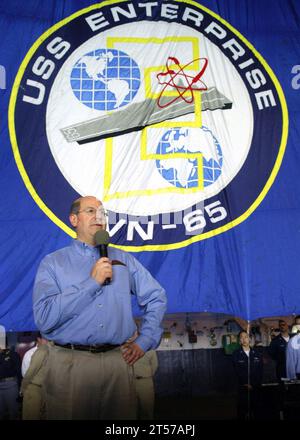 Secrétaire de la Marine AMÉRICAINE (SECNAV) l'honorable Dr. Donald Winter s'adresse aux marins et Marines de l'Enterprise Carrier Strike Group lors d'une récente visite au porte-avions à propulsion nucléaire US.jpg Banque D'Images