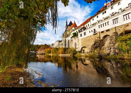 Parc de la ville à Cesky Krumlov en automne. Banque D'Images