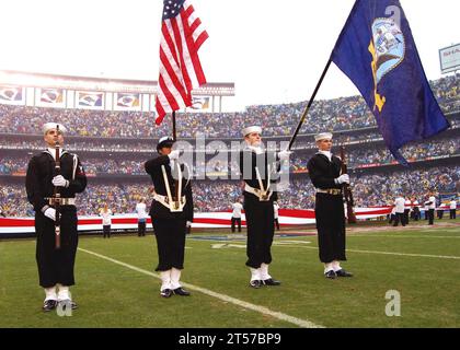 US Navy l'équipe de garde de couleur du navire amphibie USS Rushmore (LSD 47) présente des couleurs au Qualcomm Stadium à San Diego, en Californie, avant le match de playoffs de la NFL entre les Chargers and.jpg de San Diego Banque D'Images