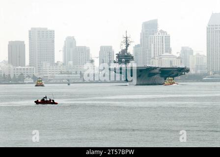 US Navy le porte-avions conventionnel USS Kitty Hawk (CV 63) quitte le port de San Diego alors qu'il effectue son voyage vers son nouveau port d'attache de Bremerton, Wash.jpg Banque D'Images